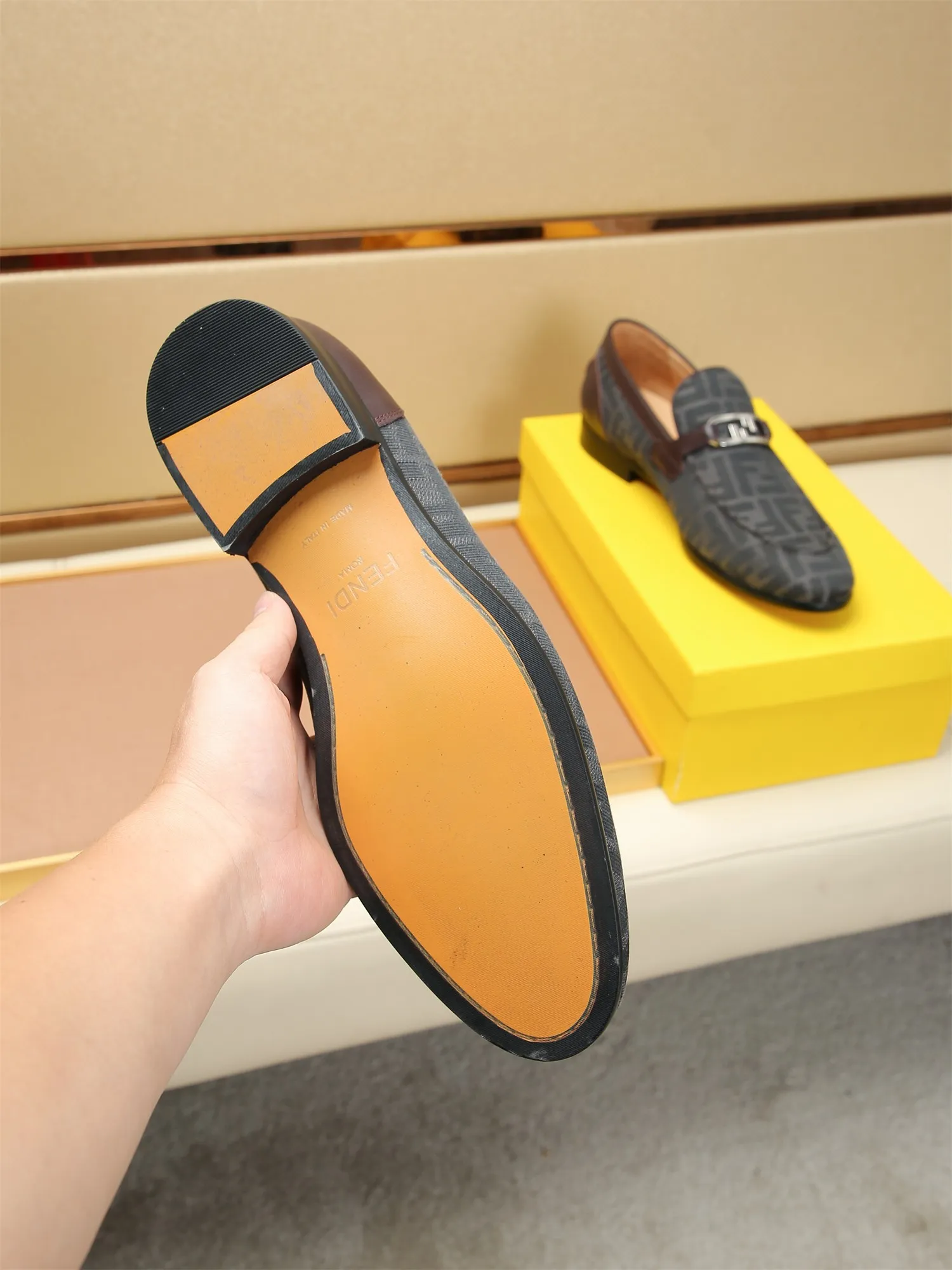 Men's shoes💰460 🕷🕷【FENDI】The latest men's formal leather shoes🇨🇳Classic series not to be missed💯The first layer is made of imported first-layer cowhide☘Original quality, the leather is smooth and delicate🎋Awesome version, perfect streamlined outline🍇Cowhide lining, size 38-44 (customized at 45.46)...